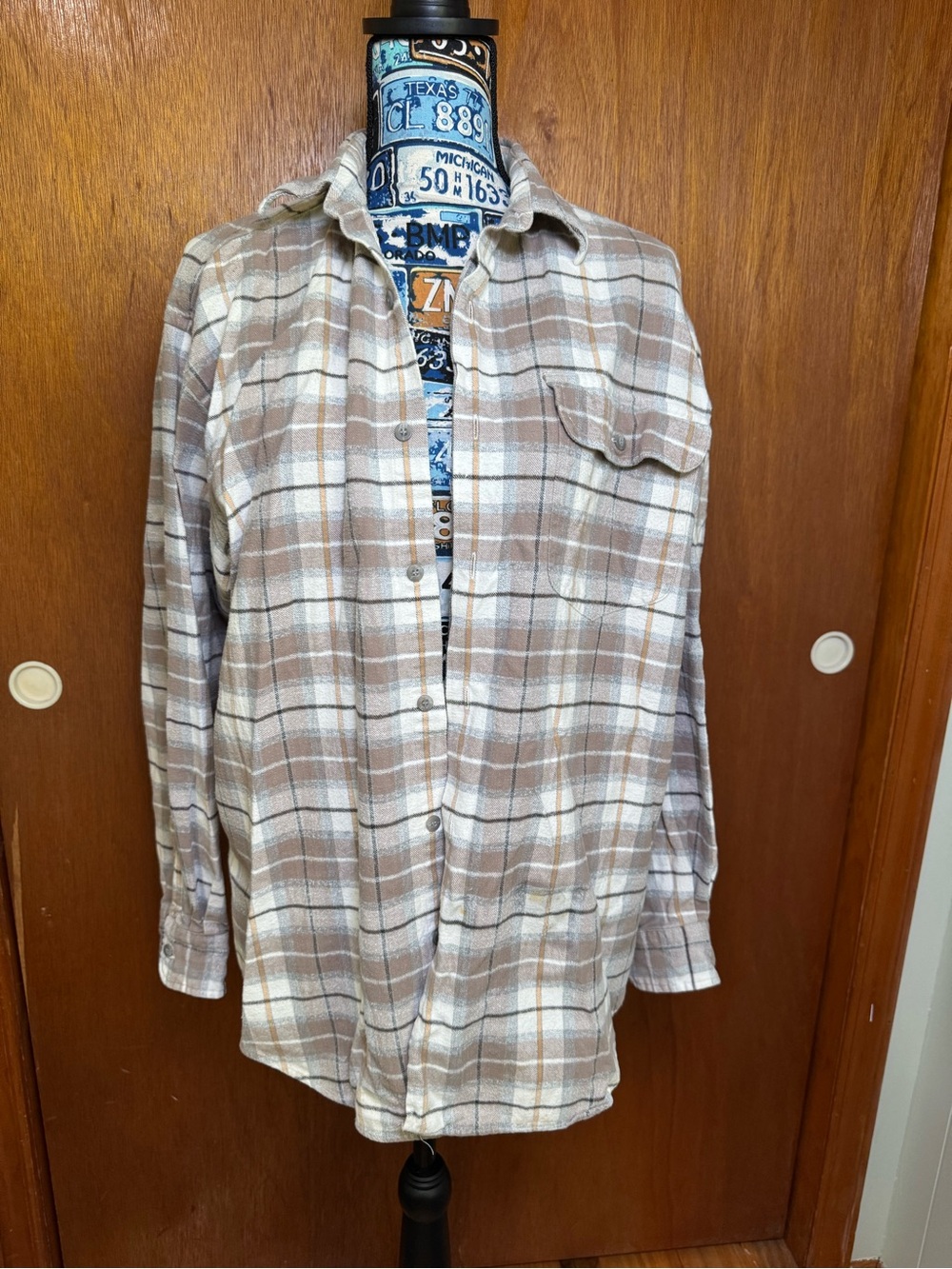 Casual Long-Sleeve Plaid Button-Down Shirt in Beige and White